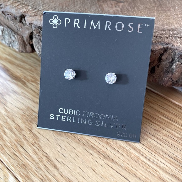 FREE with bundle NWT clear stone stud earrings sterling silver - Picture 1 of 3